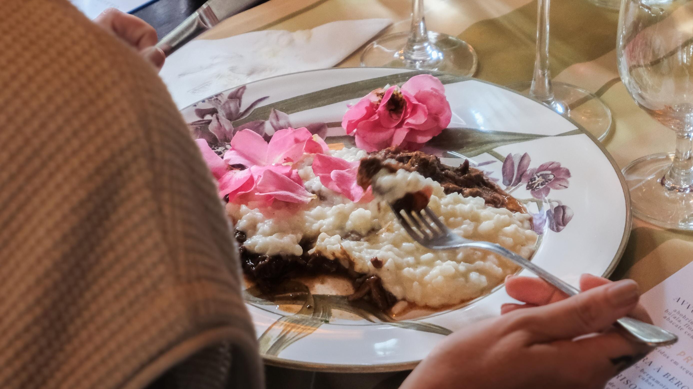 Flores comestíveis (PANC) em destaque no prato do chef Henrique Nunes (foto: Clara Dejean)