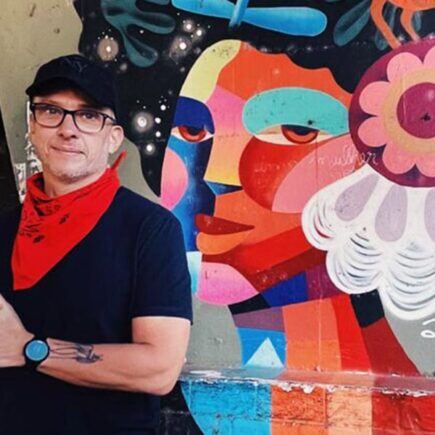 O artista Rogério Pedro diante de uma de suas obras (Foto: Tim Irwin)