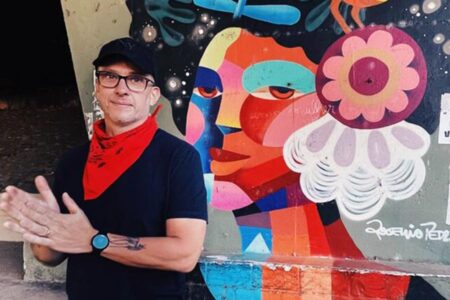 O artista Rogério Pedro diante de uma de suas obras (Foto: Tim Irwin)