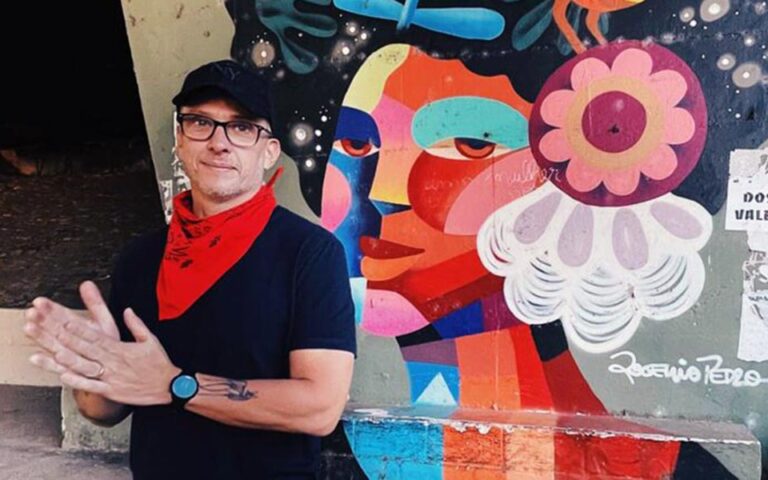 O artista Rogério Pedro diante de uma de suas obras (Foto: Tim Irwin)