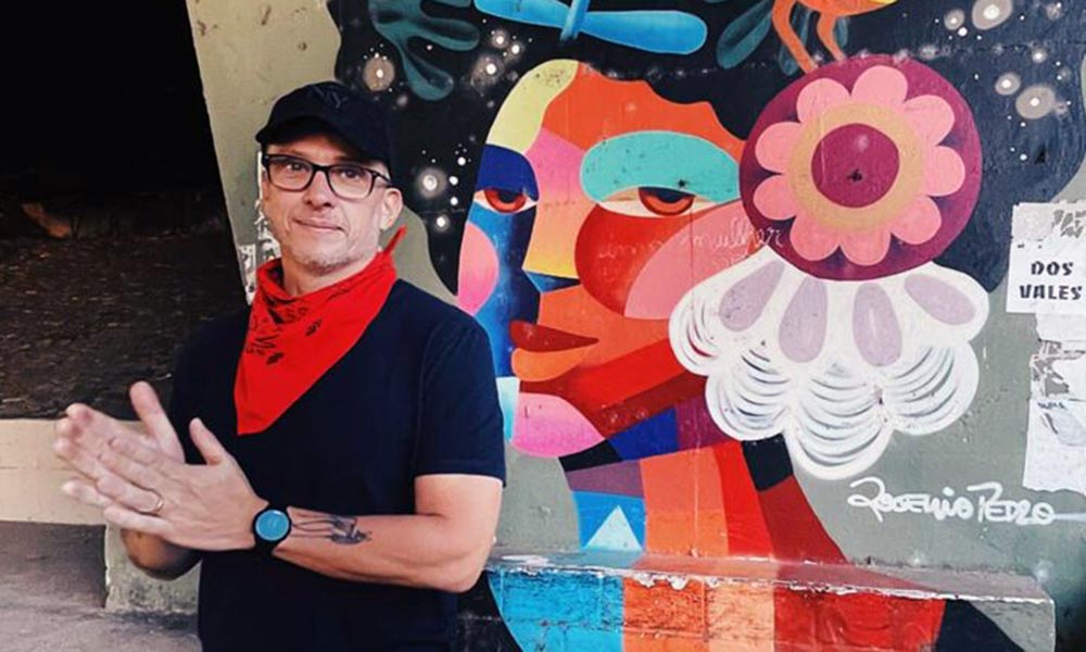 O artista Rogério Pedro diante de uma de suas obras (Foto: Tim Irwin)